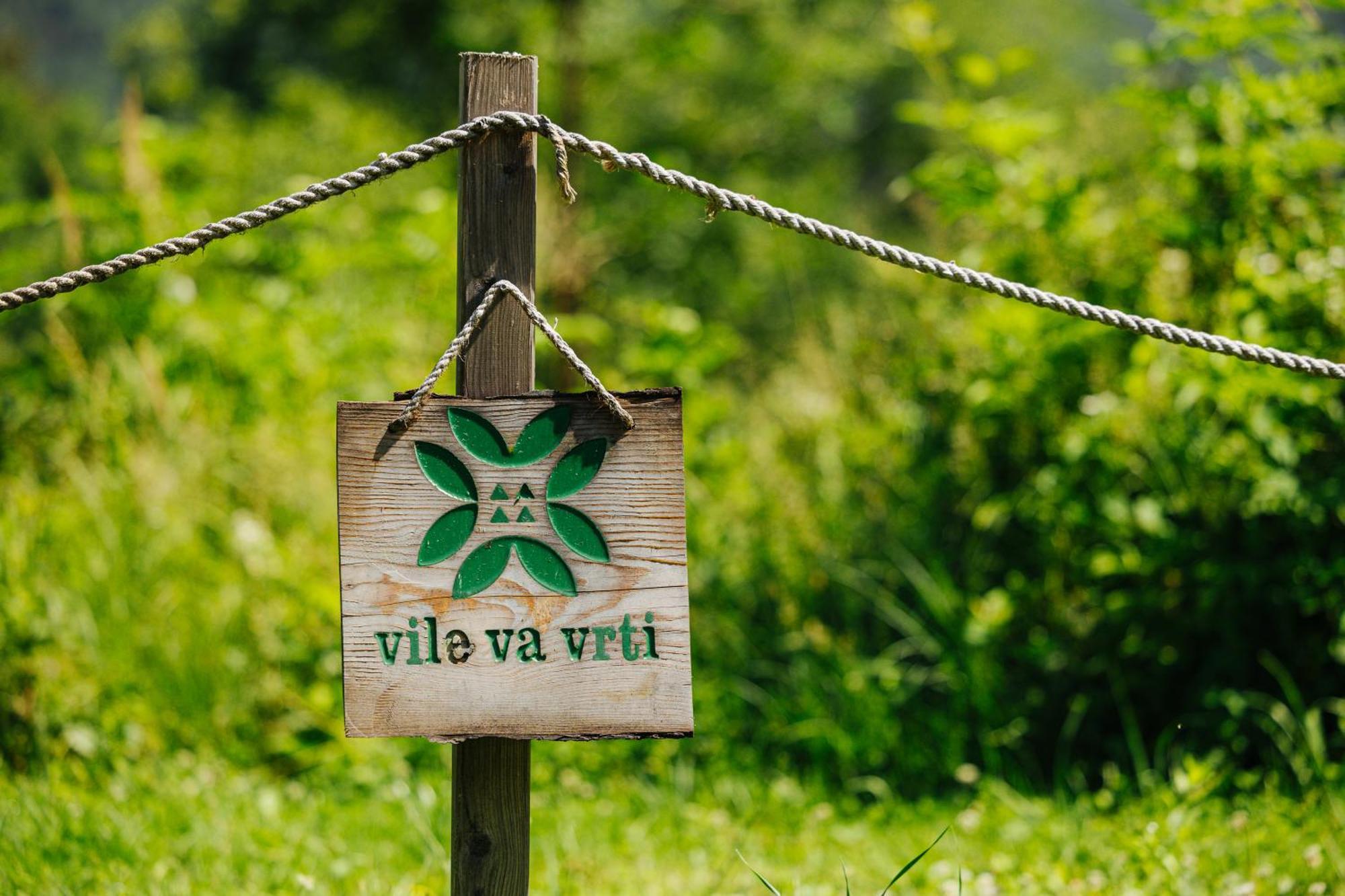 Gozdne Vile Va Vrti Kostel Luaran gambar